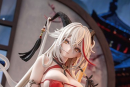 スラリと伸びた足と豊満ボディ…!『アズレン』エーギルが「祥雲に昇る金龍」で立体化―零れ落ちそうで目が離せない