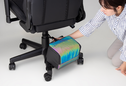「日常は快適に、非常時は迅速に」がコンセプト―キラキラ光って忘れにくい「ゲーミング防災バッグ」発表!チェアの脚部に装着して置き場所を取らないデザイン