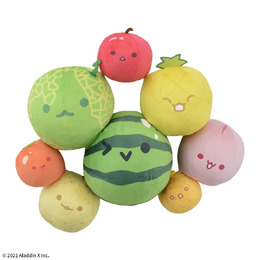 フルーツたちが本当にくっつく!『スイカゲーム』よりデコポン、スイカら8種がぬいぐるみに―大きさも3サイズで展開