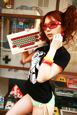 ゲーム機×美少女? 「はーどうぇあ・がーるず」が発売 