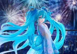 「初音ミク」が花火&ドローンショーのメインビジュアルで立体化!クリアパーツ使用のツインテールと大きく広がる帯が幻想的