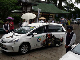 加藤神社で安全祈願する「戦国無双タクシー」