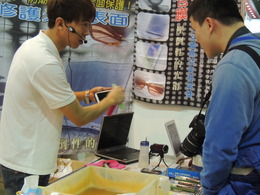 洗剤の実演販売中