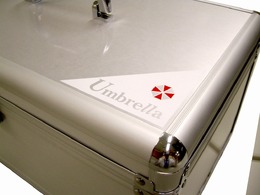オンライン限定、「BIOHAZARD Umbrella aluminum BOX」が発売中