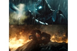 「バットマン VS スーパーマン」予告編公開 ― 2大ヒーローが“素顔”で対面、激突の経緯が明らかに