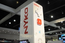 【E3 2009】ヘンテコ周辺機器メーカー巡り(1) 赤い髪&デカいリモコンがお迎え Nyko