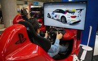 東京モーターショー13に『グランツーリスモ6』が出展 ― 赤い筐体に「T500 RS GT RACING WHEEL」を装着 画像