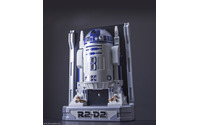 喋る等身大「R2-D2」フィギュアが約35,000円で予約開始、半立体型で人感センサー付き 画像
