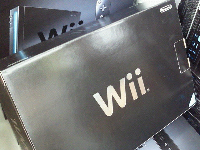 新色Wii(クロ)のパッケージがショップ店頭に並び始める
