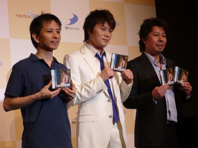 杉山プロデューサー、Ryu氏、岡島常務取締役がゲームのパッケージを手にポーズ。「満塁ホームラン」級の売上を狙う、と岡島常務取締役