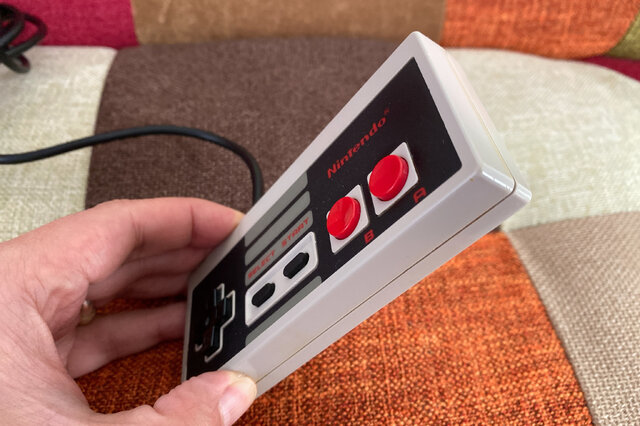 国内ではほとんど情報が無い海外版ファミコン「NES」の不思議な世界─ソフトの入れ方すら異なる“別物”っぷり！生粋のマニアがその魅力を語る