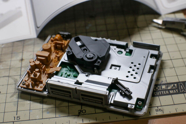 バンダイ2/5「プレイステーション(SCPH-1000)」プラモレビュー……基板まで再現したゲームハードのプラモデルの魅力とは?【ゲーム系プラモって実際どう?】