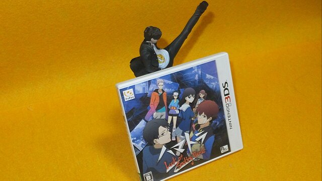 『九龍妖魔學園紀 OOA』限定版のスマホスタンドに、今井秋芳作品を立てかけてみた！ 皆守甲太郎は、PS『外法帖』限定版を支えられるのか？