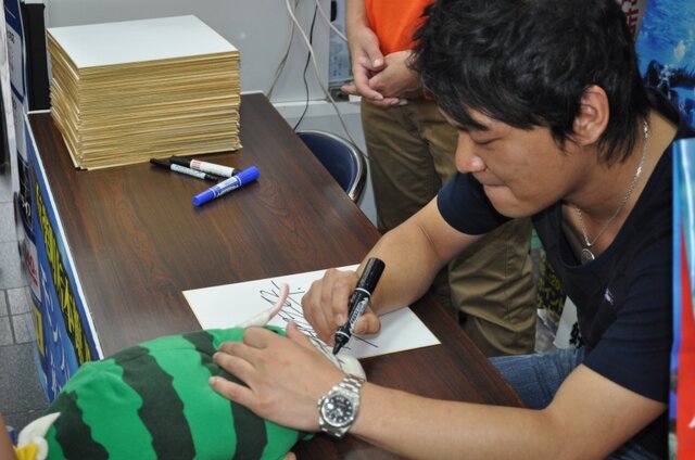 ビックカメラ有楽町では辻本プロデューサーのサイン会