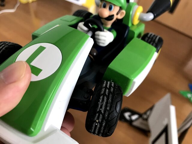 マリオカート ライブ ホームサーキット にモップをつけて掃除してみた そんな 掃除したばかりなのに埃と髪の毛が インサイド