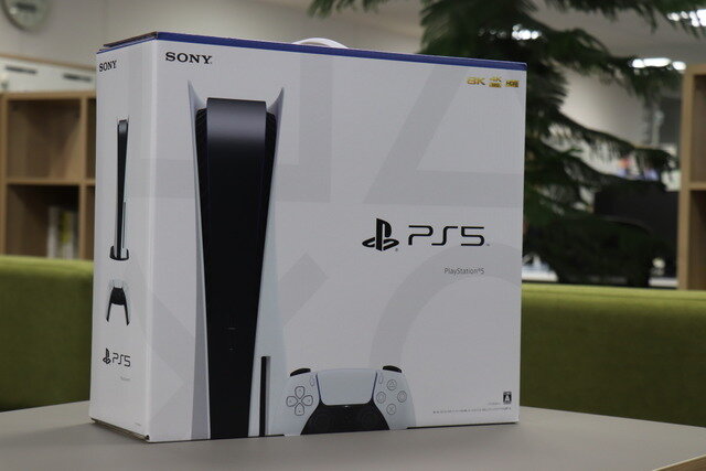 編集部にPS5が到着！まずは外箱をじっくりチェックだ……！