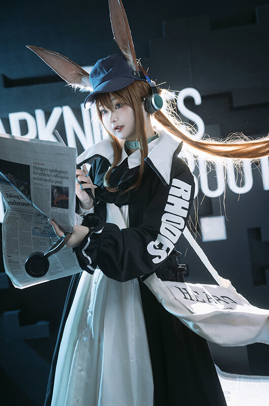 『アークナイツ』アーミヤ（コーデ「新聞配達員」）／撮影：KK-kkkk