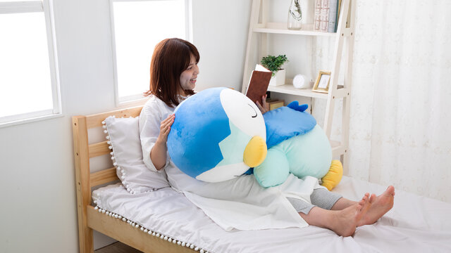 すやすや眠る ポッチャマ の巨大ぬいぐるみ登場 このサイズ感と愛くるしさ 抱きしめずにはいられない インサイド