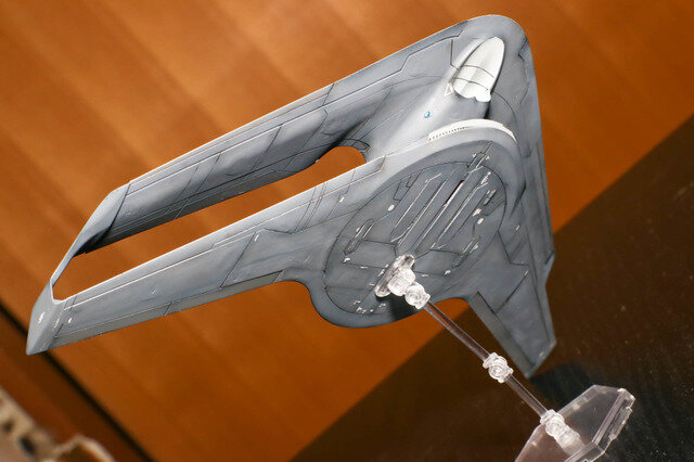 『エースコンバット』コトブキヤ1/144「X-49 ナイトレーベン」プラモデルレビュー！巨大で特異なフォルムを体感出来る魅惑のキットで「挟まっちまった」も試した