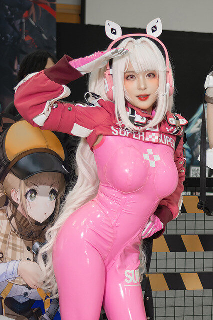 アリス『NIKKE』ブース/モデル:@DyangYi 、撮影:乃木章(@Osefly)