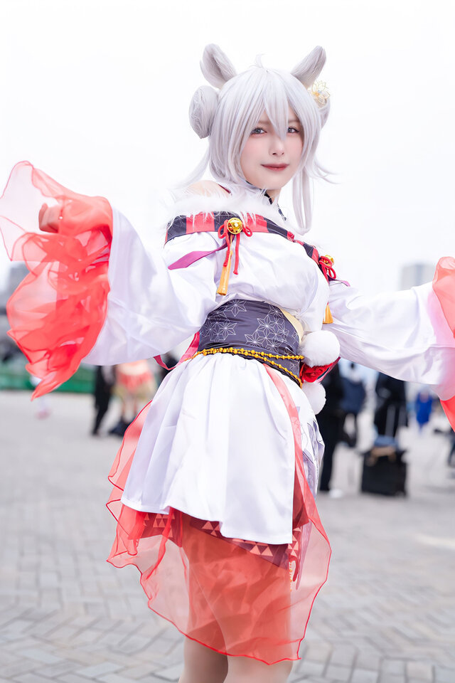 コスプレ】「ホロライブ」獅白ぼたんが艶やかなお正月衣装で舞う