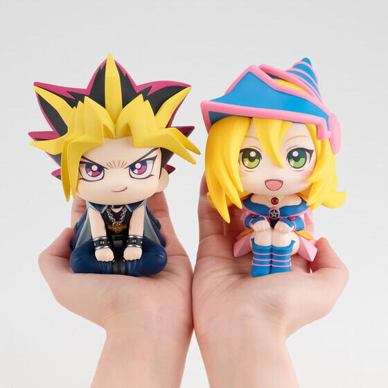 座って見上げる姿がかわいい!『遊戯王』闇遊戯&ブラック・マジシャン