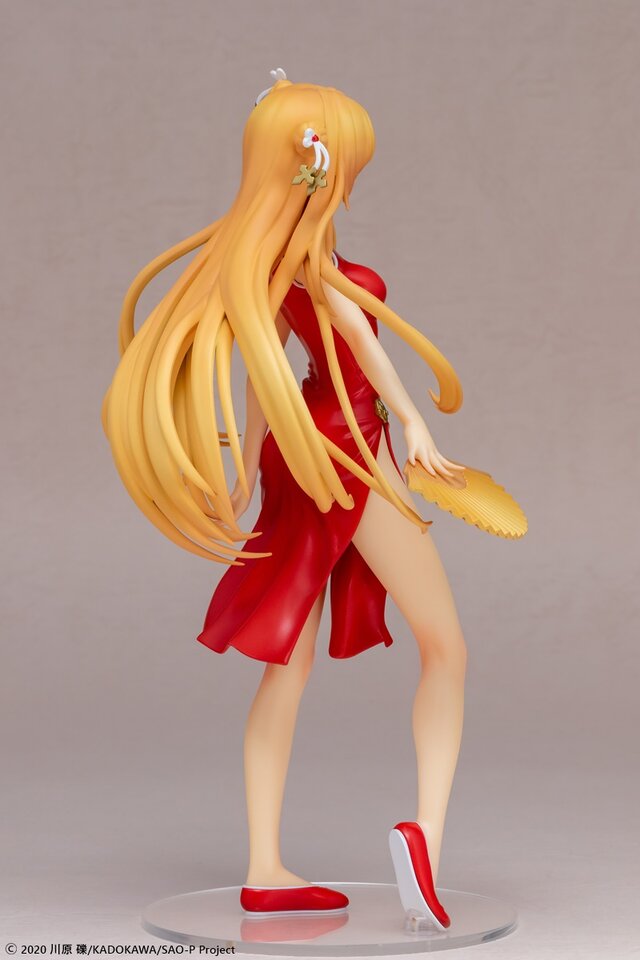 スリットから伸びる美脚が美しい!「SAO」からチャイナドレス姿の