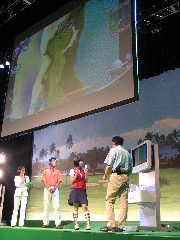 【CAPCOM Wii&DS新作タイトル発表会】井上和香さんと江連プロが『WE LOVE GOLF!』をプレイ!