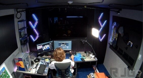 SHAKAが超豪華なゲーム配信部屋を自宅に作成！マルチアングルシステムやRed Bullから贈られた世界にひとつのシューズなどをお披露目