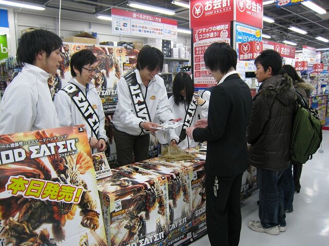 『GOD EATER』イベントが秋葉原で開催、プロデューサー＆ディレクターが手渡し販売