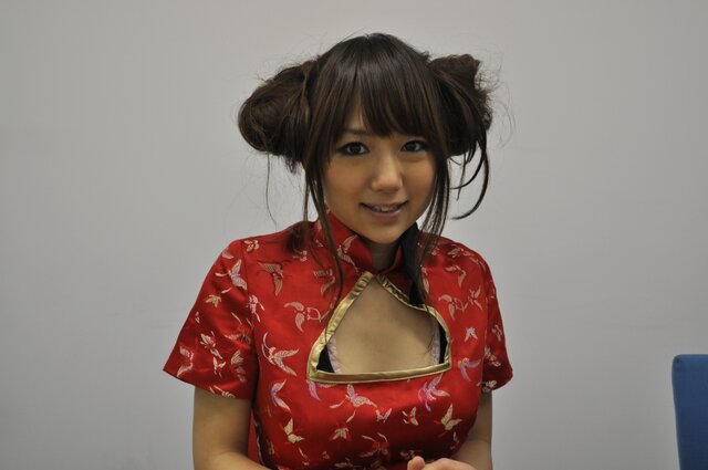 素敵な2人のお姉さまに『WEB 三国志 危機一髪』と『エンパイアヒーローズ』を教わる編集長