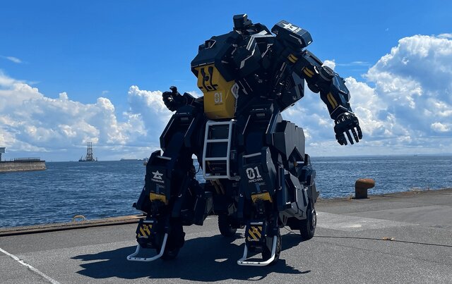 人が乗れるロボット「アーカックス」に、「マクロス」「アクエリオンシリーズ」の河森正治監督がデザインした特装型モデルが追加！
