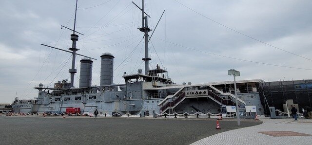 トークショーの会場となった「記念艦三笠」。引退して99年とはいえ立派な巨大戦艦。これが、みかさロボになったのだ(メタバース上ですが)。