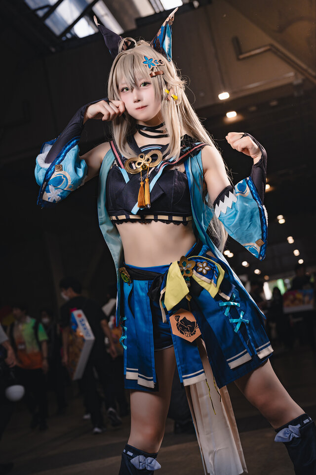 綺良々『原神』／yun（X：＠yuupon_08）、撮影：山颪ヒア（X：@fotomachen）