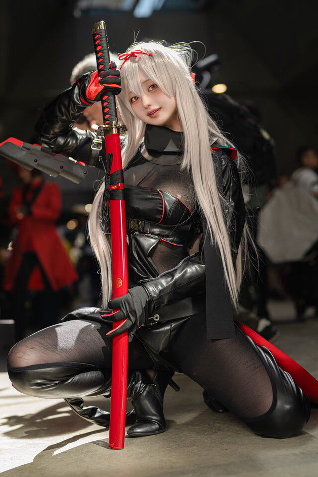 紅蓮:ブラックシャドウ『勝利の女神：NIKKE』／天然水（@tennensui_cos）