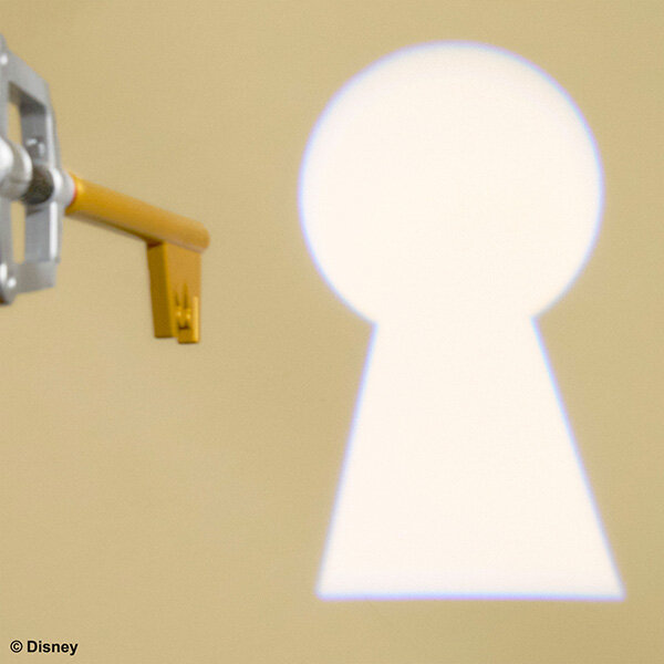 照らすと鍵穴が映る!『キングダムハーツ』ソラ、王様の「キーブレード キングダムチェーン」2商品が予約受付中