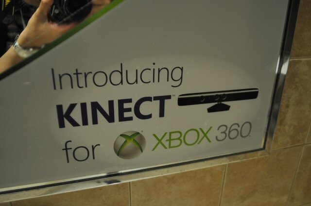 【E3 2010】効果的な宣伝か? トイレにKINECT for Xbox360の広告