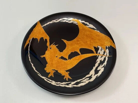 『FF14』輪島塗デザインプレートが再販─金色に輝く「バハムート」と、光の当たり方で様々な色に変化する「エルピスの花」の2種