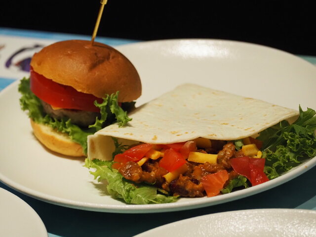 「よっ！トロピカルだねぇ！」『ヘブンバーンズレッドカフェ～2024 in 海の家～』フォトレポ―キャンサーパンケーキやナービィフルーツポンチなど夏真っ盛り！