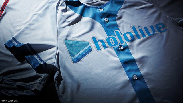 コラボ匂わせ?ホロライブ・白上フブキ、にじさんじ・笹木咲が謎のユニフォームを投稿―「乞うご期待」