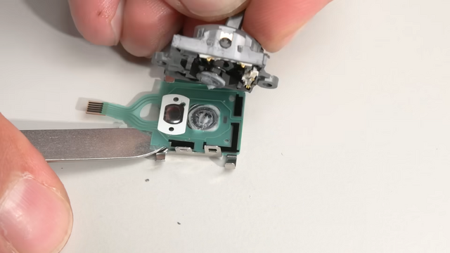 「スイッチ2」純正プロコン、やっぱり「ドリフト」悩まされそう？海外修理チャンネルからみる