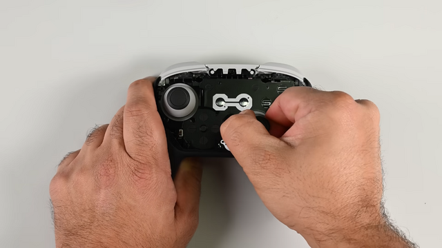 「スイッチ2」純正プロコン、やっぱり「ドリフト」悩まされそう？海外修理チャンネルからみる