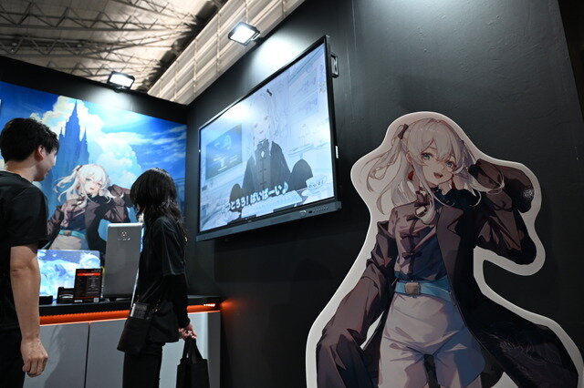 東京ゲームショウ 2025のBenQブースはゲームアートスタイルを鮮明に映し出す最新ゲーミングモニターが主役！猫麦とろろさんのスタイリッシュなパネルもお出迎え【TGS2025】