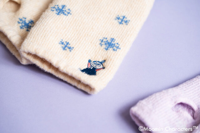 冬を楽しむ「ムーミン」たちにほっこり！アームグローブやひざ掛けなど季節感ある新グッズ「スノーウィーウェイホーム」が順次発売