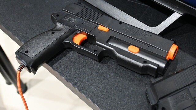 家庭用ガンコンSTGが情熱と技術によって現代モニター対応へ！「G'AIM'E」で遊ぶ、蘇りし『タイムクライシス』プレイレポ【ジョーシンゲームフェス】