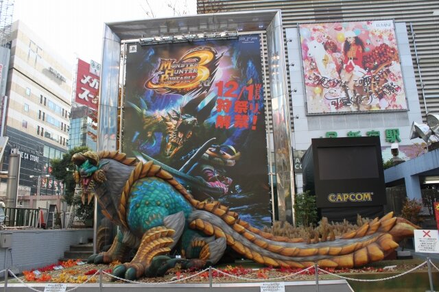 新宿東口に原寸大の雷狼竜ジンオウガが出現