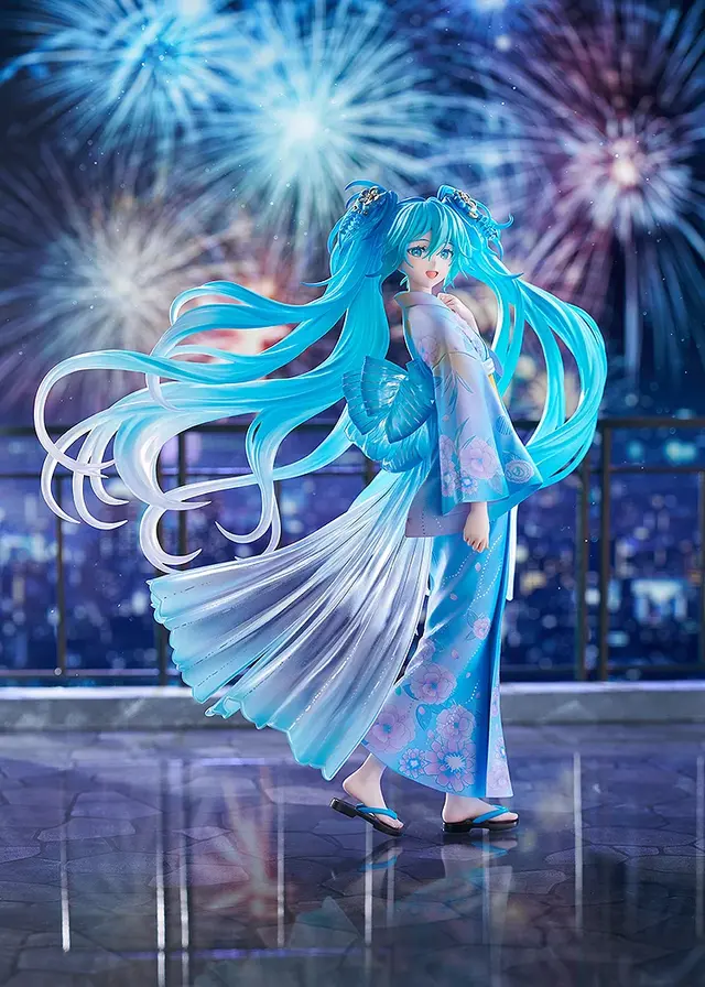 「初音ミク」が花火&ドローンショーで佇む！クリアパーツ使用のツインテールと大きく広がる帯が幻想的