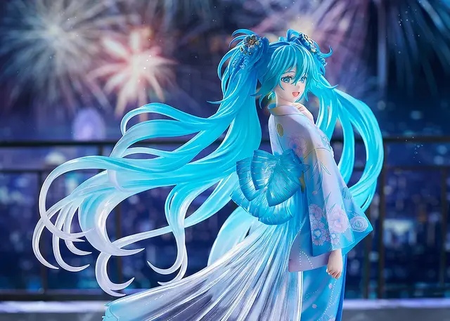 「初音ミク」が花火&ドローンショーで佇む！クリアパーツ使用のツインテールと大きく広がる帯が幻想的