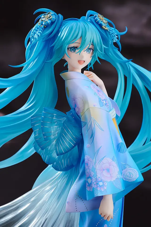 「初音ミク」が花火&ドローンショーで佇む！クリアパーツ使用のツインテールと大きく広がる帯が幻想的