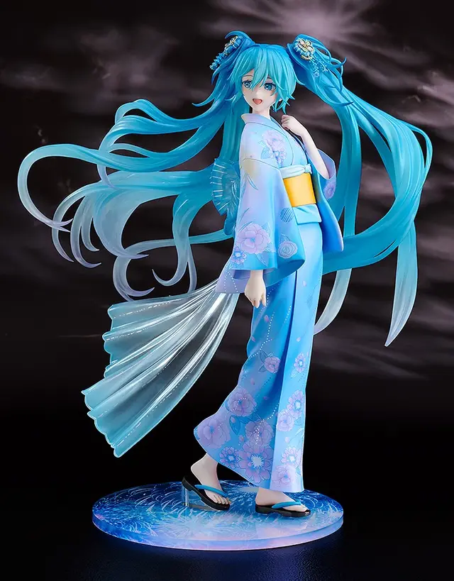 「初音ミク」が花火&ドローンショーで佇む！クリアパーツ使用のツインテールと大きく広がる帯が幻想的